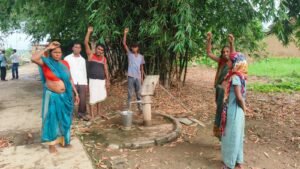 महुली में खराब पड़े हैंडपंपों से पेयजल संकट, बरसात में बढ़ी ग्रामीणों की परेशानी 2 IMG 20260808 WA0018