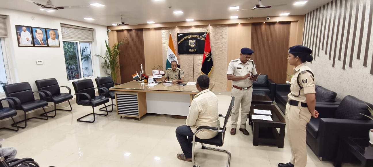 वरीय पुलिस अधीक्षक गया के द्वारा जनता दरबार में आमजनों की शिकायतें सुनी गई l 1 IMG 20260808 WA0136