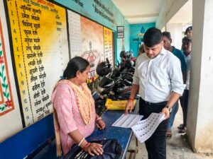 जिला निर्वाचन पदाधिकारी ने किया मतदान केंद्रों का भ्रमण 2 IMG 20260808 WA0174