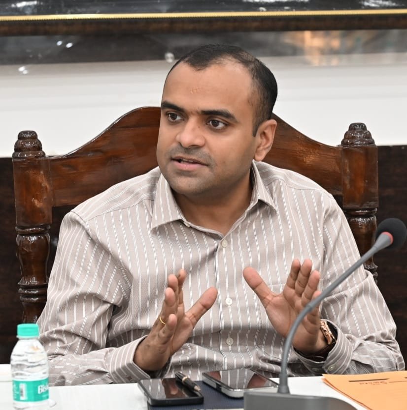 जनपद हो रहे भारी वर्षा के दृष्टिगत जिलाधिकारी मयूर दीक्षित ने डाक कांवड़ियों एवं श्रद्धालुओं से गंगा घाटों पर सतर्कता बरतने की गयी अपील। 1 IMG 20260810 WA0035