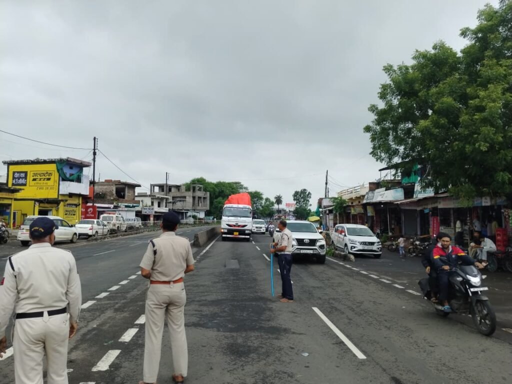 ट्रैफिक पुलिस रोज कर रही व्यवस्था दुरुस्त, नगर परिषद की अनदेखी से फिर सड़क पर लौटे अतिक्रमण कारी ठेले 2 IMG 20260810 WA0070