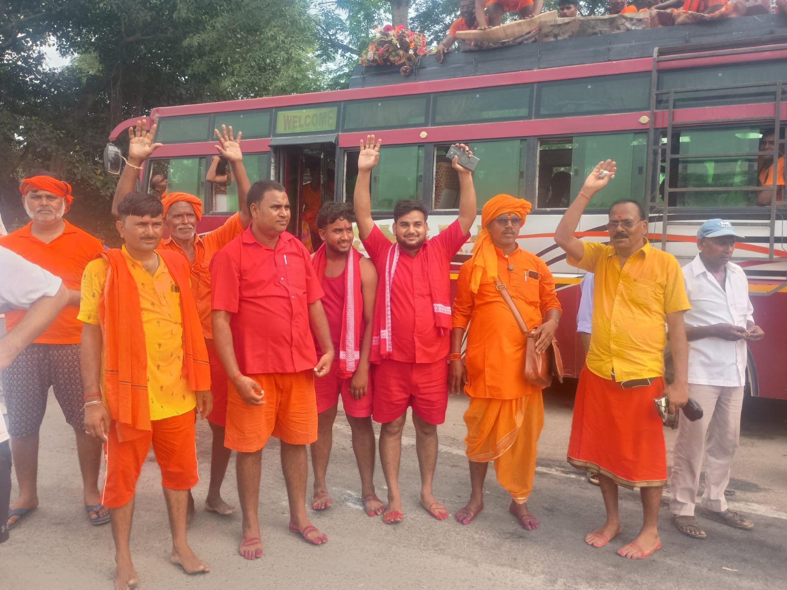 हर-हर महादेव के जयघोष से गूंजा विंढमगंज, बाबा बैद्यनाथ धाम को रवाना हुआ , कांवरियों का जत्था 1 IMG 20260811 WA0067