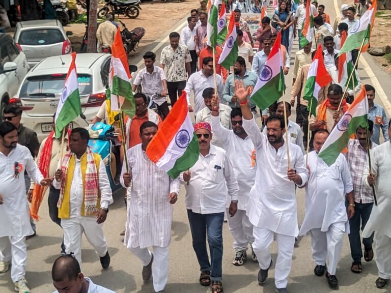 दुद्धी में भाजपा ने निकाली भव्य तिरंगा यात्रा हाथों में तिरंगा लेकर गूंजे देशभक्ति के नारे