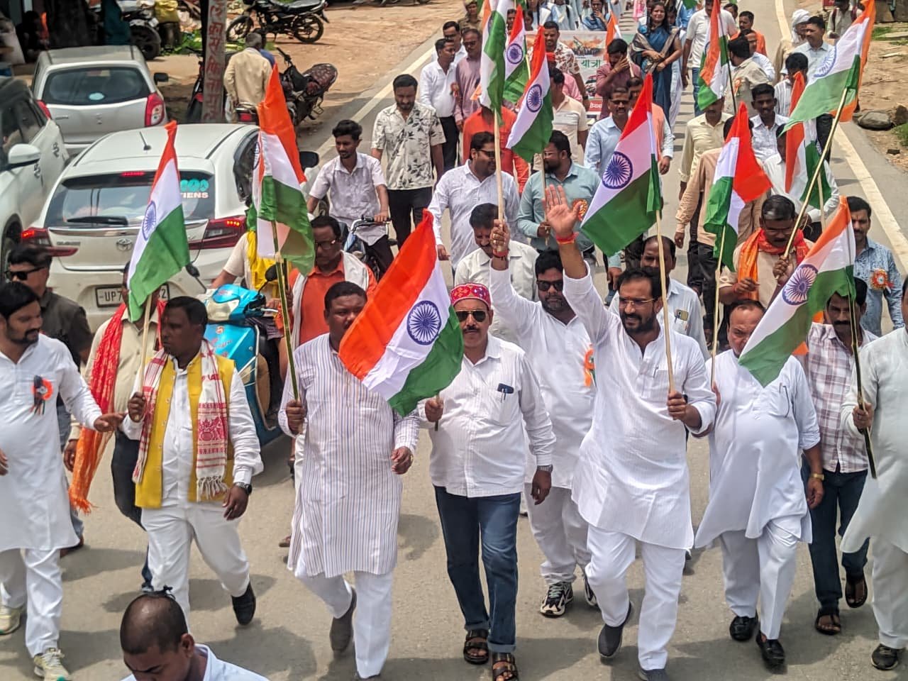 दुद्धी में भाजपा ने निकाली भव्य तिरंगा यात्रा हाथों में तिरंगा लेकर गूंजे देशभक्ति के नारे 1 IMG 20260811 WA0088