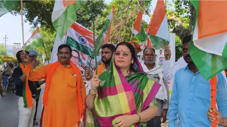 बैरिया में निकली भव्य तिरंगा यात्रा, शहीद स्मारक पर हुआ समापन