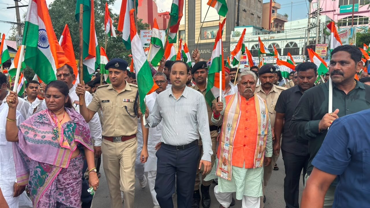आज बिहार विधानसभा अध्यक्ष डॉ प्रेम कुमार, जिलाधिकारी गया, वरीय पुलिस अधीक्षक गया एवं अन्य पुलिस अधिकारियों की उपस्थिति में डी एम कार्यालय से गांधी मैदान मंडप तक राष्ट्रीय ध्वज के साथ जुलूस निकाला गया l 1 IMG 20260812 WA0213 1
