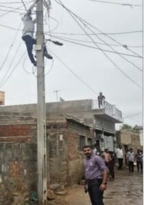 रापर में असामाजिक तत्वों पर पुलिस का कड़ा प्रहार: अवैध बिजली कनेक्शन काटने से मचा हड़कंप, 1.07 करोड़ से अधिक का जुर्माना 2 IMG 20260814 WA0029