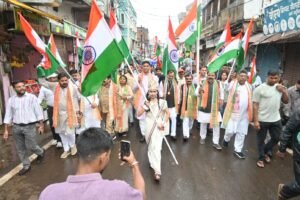 झमाझम बारिश के दौरान निकली भव्य तिरंगा यात्रा मे देश प्रेमियो के हौसलो से हारी बारिश 3 IMG 20260814 WA0176