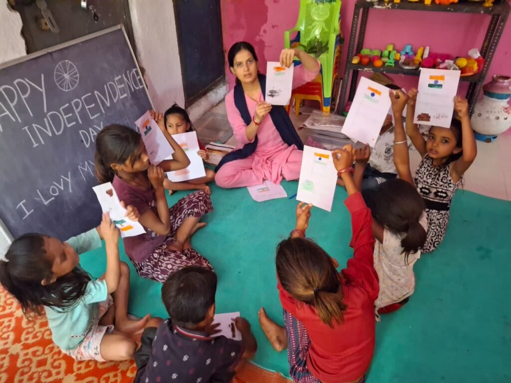 नन्हे बच्चों ने तिरंगे के साथ मनाया आजादी का पर्व, आंगनवाड़ी क्रमांक 18 में दिखा देशभक्ति का रंग 2 IMG 20260815 WA0076