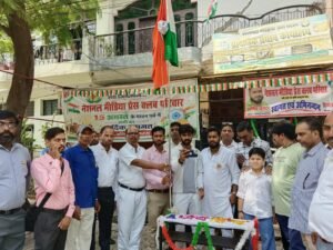 नेशनल मीडिया प्रेस क्लब प्रादेशिक कार्यालय पर 80वें स्वतंत्रता दिवस के झंडारोहण के बाद शुरू हुई ऐतिहासिक तिरंगा यात्रा; भारत माता का कराया माल्यार्पण, 7 सूत्रीय मांगों को लेकर आमरण अनशन की दी सरकार को चेतावनी 5 IMG 20260818 WA0003