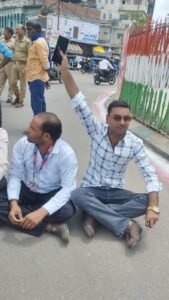 नेशनल मीडिया प्रेस क्लब प्रादेशिक कार्यालय पर 80वें स्वतंत्रता दिवस के झंडारोहण के बाद शुरू हुई ऐतिहासिक तिरंगा यात्रा; भारत माता का कराया माल्यार्पण, 7 सूत्रीय मांगों को लेकर आमरण अनशन की दी सरकार को चेतावनी 4 IMG 20260818 WA0004