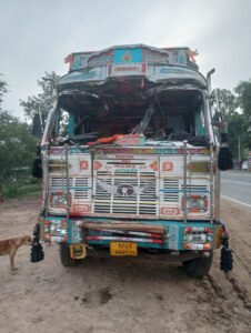 ट्रक और लोडिंग में जबरदस्त भिड़ंत,8 लोगों की मौके पर ही मौत 2 IMG 20260818 WA0019