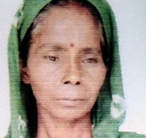 कांठ: बंदरों के हमले से बचने के प्रयास में छत से गिरी महिला की मौत 2 IMG 20260818 WA00803