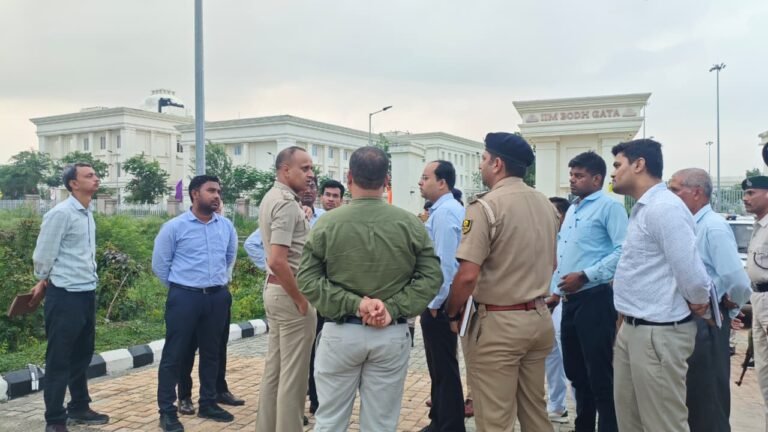 जिला पदाधिकारी गया एवं वरीय पुलिस अधीक्षक गया द्वारा अन्य प्रशासनिक एवं पुलिस पदाधिकारियों तथा कर्मियों के साथ आई आई एम, बोधगया परिसर का निरीक्षण किया गया l