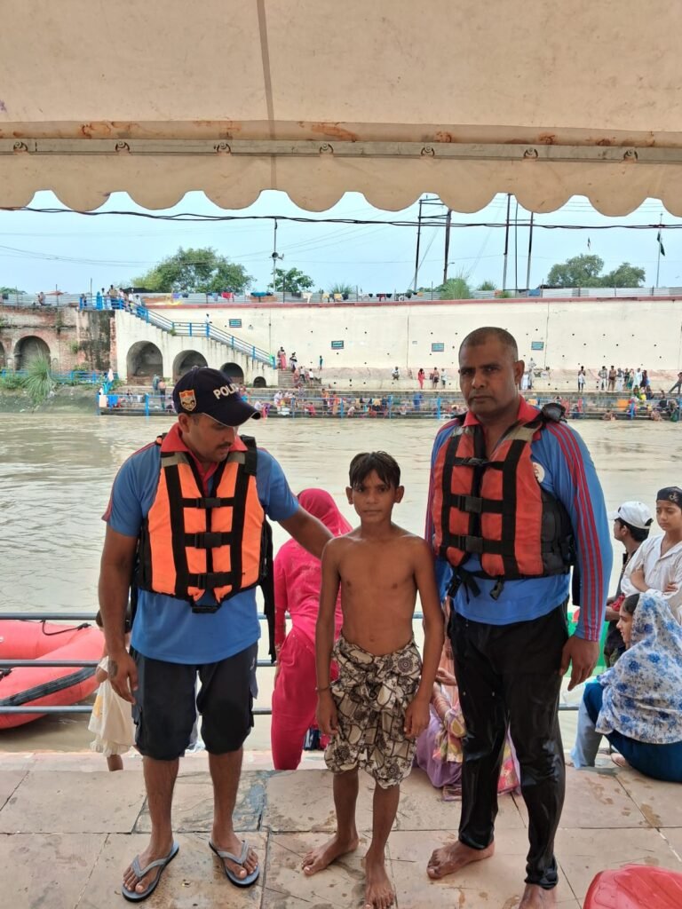 पानी के तेज बहाव में डूब रहे 10 वर्षीय जायरीन को पीएसी आपदा राहत दल ने बचाया।