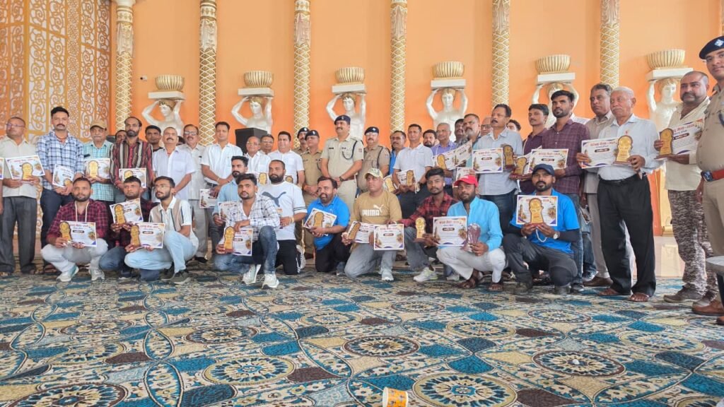 कावड़ मेला 2026 को संपन्न कराने में पुलिस के साथ कंधा से कंधा मिलाकर चलने वाले spo को कोतवाली नगर में किया गया सम्मानित। 1 IMG 20260821 WA0020