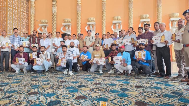 कावड़ मेला 2026 को संपन्न कराने में पुलिस के साथ कंधा से कंधा मिलाकर चलने वाले spo को कोतवाली नगर में किया गया सम्मानित।