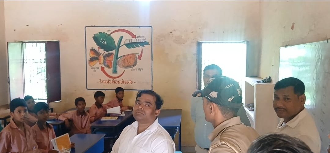 मजिस्ट्रेट की जांच में खुली महुली के सरकारी विद्यालय की पोल 1 IMG 20260821 WA00371