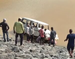 कनहर बांध सुरक्षा पर उठे सवाल, अनियंत्रित बोलेरो बांध में गिरी 2 IMG 20260822 WA0007