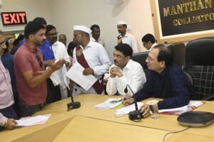 कलेक्टर-एसएसपी ने जनदर्शन में सुनी लोगों की समस्याएं* *सिंचाई, मुआवजा, बिजली और पीएम आवास योजना से जुड़ी समस्याएं लेकर पहुंचे लोग* *संबंधित अधिकारियों को कार्यवाही करने दिए निर्देश* बिलासपुर, 25 अगस्त 2026/कलेक्टर श्री संजय अग्रवाल एवं एसएसपी श्री रजनेश सिंह ने आज जिला कार्यालय में आयोजित साप्ताहिक जनदर्शन में लोगों की समस्याएं सुनी। शहरी एवं ग्रामीण क्षेत्रों से आए लोगों ने उनसे मिलकर निजी एवं सामुदायिक शिकायत संबंधी आवेदन दिया। उन्होंने अधिकांश मामलों में मौके पर ही संबंधित अधिकारियों को परीक्षण कर आवश्यक कार्रवाई करने के निर्देश दिए। इस दौरान जिला पंचायत सीईओ श्री संदीप अग्रवाल एवं अपर कलेक्टर डॉ. ज्योति पटेल ने भी लोगों की समस्याएं सुनी। जनदर्शन में कलेक्टर को ज्ञापन सौंपते हुए ग्राम पंचायत भैसाझार के सरपंच ने गांव में उद्वहन सिंचाई योजना का लाभ दिलाने की मांग की। आवेदन में बताया गया कि क्षेत्र के किसानों को सिंचाई सुविधा की आवश्यकता है और योजना का लाभ मिलने से खेती-किसानी में सहूलियत होगी। वहीं तखतपुर क्षेत्र के ग्राम पंचायत लाखासार सरपंच द्वारा क्षतिग्रस्त विद्युत केबल से जुड़ी समस्या के निराकरण की मांग करते हुए संबंधित कार्य जल्द कराए जाने का आग्रह किया गया। रतनपुर तहसील के ग्राम बारीडीह निवासी कार्तिक राम यादव ने भारी बारिश के कारण पूरी तरह क्षतिग्रस्त हुए अपने मकान की मरम्मत के लिए मुआवजा सहायता की मांग की। उन्होंने आवेदन में बताया कि वह मजदूरी कर अपने परिवार का पालन-पोषण करते हैं। तेज बारिश के कारण उनका मकान पूरी तरह जर्जर होकर गिर गया, जिसके चलते उन्हें टूटे हुए मकान में रहने के लिए मजबूर होना पड़ रहा है। उन्होंने प्रशासन से नियमानुसार मुआवजा उपलब्ध कराने की मांग की है। इसी तरह संतोष कुमार लोनिया ने प्रधानमंत्री मत्स्य संपदा योजना के अंतर्गत दुर्घटना बीमा योजना की लंबित राशि दिलाने की मांग की। आवेदन के अनुसार उनके पुत्र की 23 दिसंबर 2024 को सड़क दुर्घटना में मृत्यु हो गई थी। आवश्यक दस्तावेज एवं जांच संबंधी प्रक्रिया पूरी होने के बावजूद अब तक बीमा राशि प्राप्त नहीं हुई है। आवेदक ने बताया कि संबंधित विभाग एवं न्यायालय को भी पत्राचार किया जा चुका है और उन्होंने 5 लाख रुपये की बीमा राशि शीघ्र दिलाने का आग्रह किया है। ग्राम बारीडीह के अनुराग कुमार जायसवाल ने एनएच-45 के निर्माण के लिए अधिग्रहित भूमि एवं मकान बाउण्ड्रीवाल के मुआवजे की राशि दिलाने की मांग की। आवेदन में बताया गया कि उनकी स्वामित्व एवं आधिपत्य की भूमि पर मकान तथा बाउंड्रीवाल स्थित है, जिसे सड़क निर्माण के लिए अधिग्रहित किया गया है। उन्होंने कलेक्टर से लंबित मुआवजा राशि शीघ्र प्रदान करने की मांग की। शहर के चिंगराजपारा की श्रीमती गनेशिया मानिकपुरी ने बताया कि प्रधानमंत्री उज्जवला योजना के तहत गैस कनेक्शन के लिए उन्होंने ऑफलाईन आवेदन भरा था। नाम आबंटन सूची में आने के बाद भी आज तक इस योजना का लाभ नहीं मिल पाया है। सकरी तहसील के केकराड़ निवासी शिवकुमार धु्रव ने धान पर्ची में उनका नाम नाबालिग के रूप में दर्ज होने से हो रही समस्या से कलेक्टर को अवगत कराया। उन्होंने बताया कि उनके पिता के नाम से दर्ज भूमि संबंधी रिकॉर्ड में उनका नाम नाबालिग के रूप में दर्ज है। उन्होंने जांच कर धान पर्ची आवश्यक सुधार कराने की मांग की। जनदर्शन में कलेक्टर ने संबंधित अधिकारियों को आवश्यक कार्यवाही करने एवं समस्याओं का निराकरण करने के निर्देश दिए। रचना/ --00-- 2 IMG 20260825 WA0035
