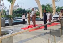 आज वेलकम होटल, आई टी सी, गया में पटना उच्च न्यायालय के मुख्य न्यायाधीश के आगमन के अवसर पर जिला पदाधिकारी गया एवं वरीय पुलिस अधीक्षक गया की उपस्थिति में जिला बल के पुलिस पदाधिकारियों एवं जवानों द्वारा उन्हें गार्ड ऑफ ऑनर की सलामी दी गई l 28 IMG 20260828 WA0155
