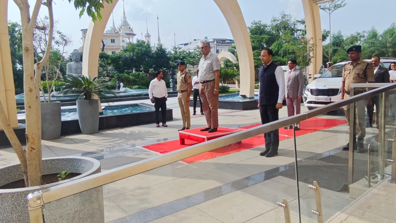 आज वेलकम होटल, आई टी सी, गया में पटना उच्च न्यायालय के मुख्य न्यायाधीश के आगमन के अवसर पर जिला पदाधिकारी गया एवं वरीय पुलिस अधीक्षक गया की उपस्थिति में जिला बल के पुलिस पदाधिकारियों एवं जवानों द्वारा उन्हें गार्ड ऑफ ऑनर की सलामी दी गई l 1 IMG 20260828 WA0155