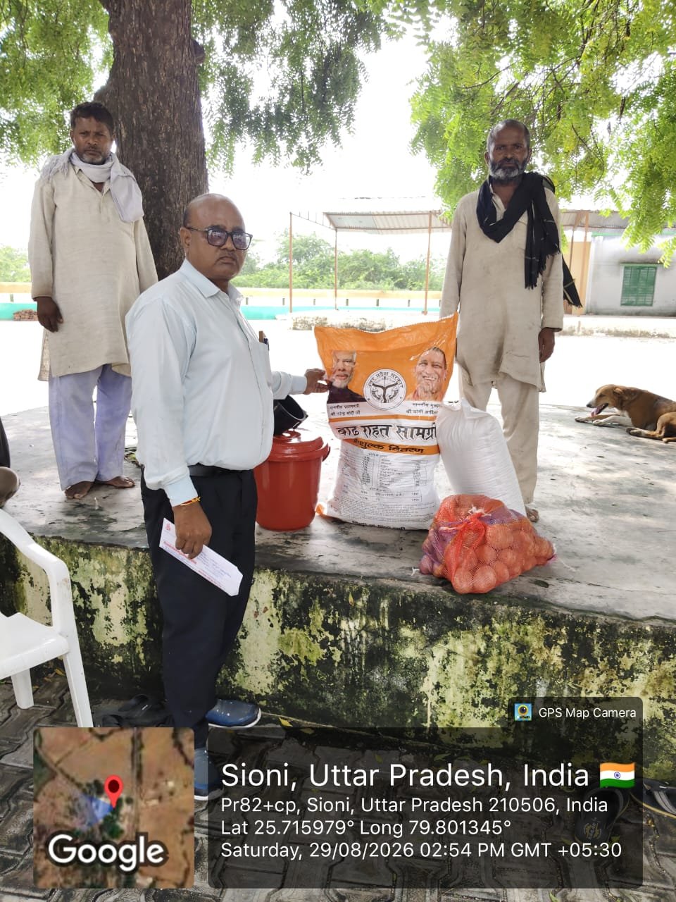 जिला सूचना कार्यालय, हमीरपुर दिनांक: 29 अगस्त 2026 *अतिवृष्टि एवं नदियों के बढ़े जलस्तर के दृष्टिगत मौदहा तहसील में राहत एवं सुरक्षा व्यवस्था प्रभावी* हमीरपुर। विगत दिनों हुई वर्षा एवं बांधों से छोड़े गए अतिरिक्त पानी के कारण तहसील मौदहा क्षेत्र में प्रवाहित होने वाली नदियों एवं नालों का जलस्तर बढ़ने से कुछ ग्रामीण मार्गों एवं रपटों पर जलभराव की स्थिति उत्पन्न हुई है। जिला एवं तहसील प्रशासन द्वारा स्थिति पर लगातार निगरानी रखते हुए प्रभावित क्षेत्रों में सुरक्षा, राहत एवं आवागमन के वैकल्पिक प्रबंध सुनिश्चित किए गए हैं। ग्राम शिवनी में मुस्करा-विलगांव मार्ग पर बर्मा नदी के बढ़े जलस्तर के कारण जलभराव से प्रभावित बस्तियों बगिया का डेरा, रजवा का डेरा, धुनका का डेरा एवं नाथूपाल का डेरा के निवासियों को बाबा गंगादास की कुटी में स्थापित आश्रय स्थल पर सुरक्षित विस्थापित किया गया है। 3 IMG 20260829 WA0022