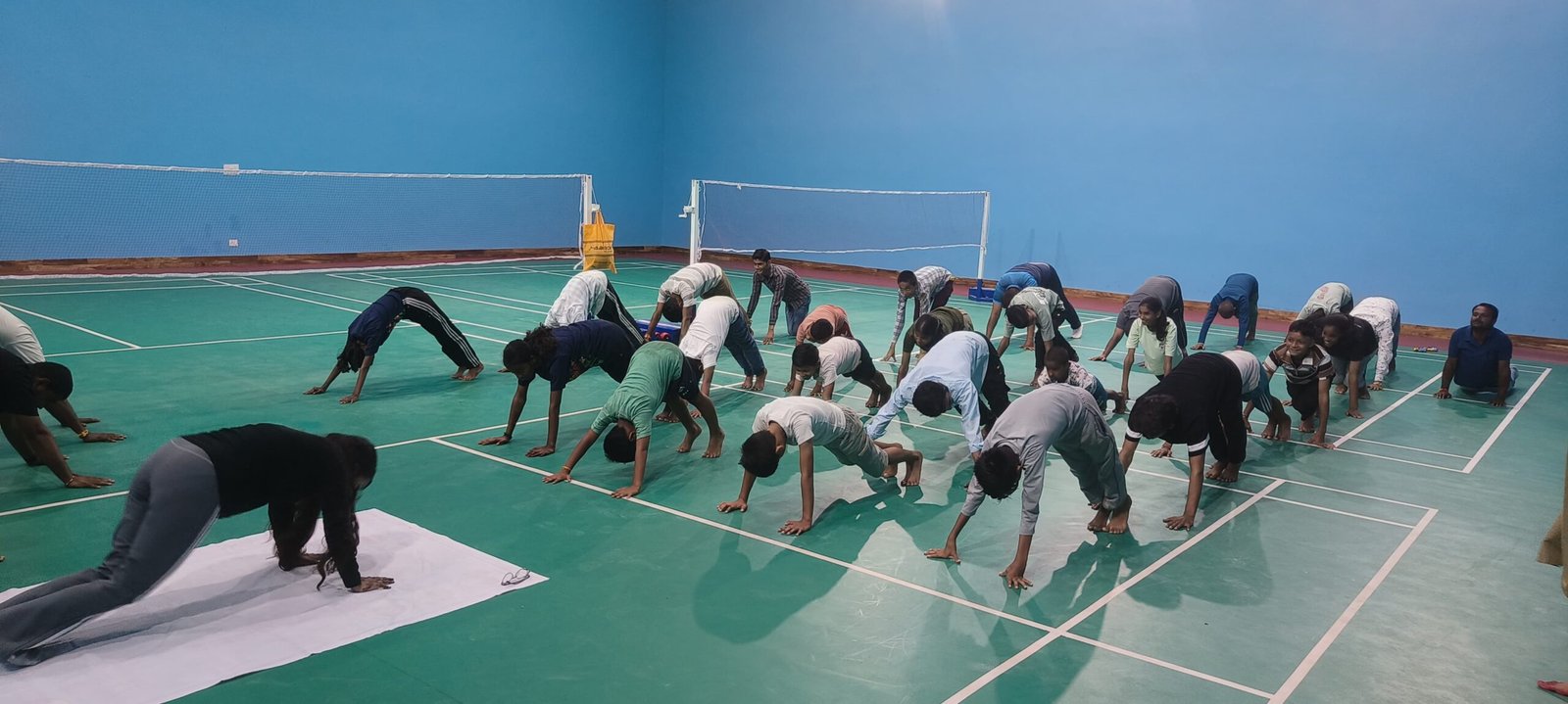 30 अगस्त 2026 *राष्ट्रीय खेल दिवस पर साइकिल रैली एवं योगाभ्यास के माध्यम से दिया फिट इंडिया का संदेश* हमीरपुर। राष्ट्रीय खेल दिवस-2026 के अवसर पर “खेलेगा भारत, जीतेगा भारत” थीम के अंतर्गत फिट इंडिया मूवमेंट एवं खेलो इंडिया केंद्र, हमीरपुर द्वारा आज प्रातः 8:00 बजे बालक-बालिकाओं की साइकिल रैली का आयोजन किया गया। साइकिल रैली का शुभारंभ चौरादेवी प्रांगण से श्री जी.के. द्विवेदी, अध्यापक द्वारा हरी झंडी दिखाकर किया गया। रैली में 17 बालक एवं 13 बालिकाओं सहित कुल 30 खिलाड़ियों ने उत्साहपूर्वक प्रतिभाग किया। साइकिल रैली चौरादेवी प्रांगण से प्रारंभ होकर राजकीय स्पोर्ट्स स्टेडियम, हमीरपुर में संपन्न हुई। रैली के समापन के उपरांत सभी प्रतिभागी बालक-बालिकाओं को जलपान वितरित किया गया। 17 IMG 20260830 WA0027 scaled