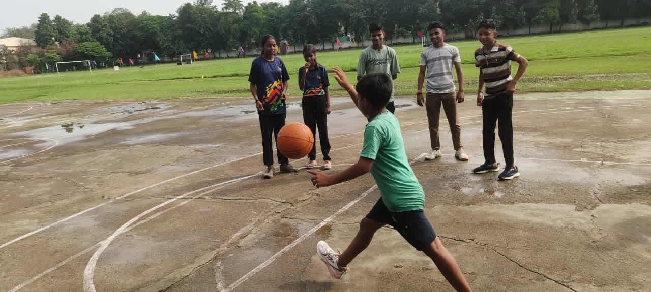 30 अगस्त 2026 *राष्ट्रीय खेल दिवस पर साइकिल रैली एवं योगाभ्यास के माध्यम से दिया फिट इंडिया का संदेश* हमीरपुर। राष्ट्रीय खेल दिवस-2026 के अवसर पर “खेलेगा भारत, जीतेगा भारत” थीम के अंतर्गत फिट इंडिया मूवमेंट एवं खेलो इंडिया केंद्र, हमीरपुर द्वारा आज प्रातः 8:00 बजे बालक-बालिकाओं की साइकिल रैली का आयोजन किया गया। साइकिल रैली का शुभारंभ चौरादेवी प्रांगण से श्री जी.के. द्विवेदी, अध्यापक द्वारा हरी झंडी दिखाकर किया गया। रैली में 17 बालक एवं 13 बालिकाओं सहित कुल 30 खिलाड़ियों ने उत्साहपूर्वक प्रतिभाग किया। साइकिल रैली चौरादेवी प्रांगण से प्रारंभ होकर राजकीय स्पोर्ट्स स्टेडियम, हमीरपुर में संपन्न हुई। रैली के समापन के उपरांत सभी प्रतिभागी बालक-बालिकाओं को जलपान वितरित किया गया। 13 IMG 20260830 WA0028