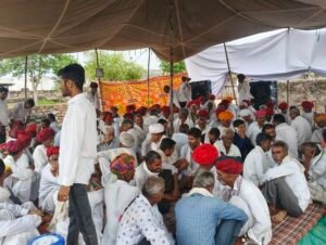 चतराड़ा भाकरी में रतना राम गुजर के पिता श्री स्वर्गिय मेवा राम जी को श्रद्धांजलि देने सैकड़ो लोग निवास पर पहुंचे। 4 IMG20260804121215