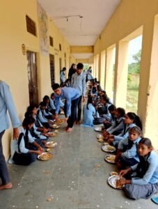 विदाई पर भावुक हुए उप प्रधानाचार्य चाहर, 350 विद्यार्थियों को खिलाया भोजन, स्कूल को भेंट की अलमारी जयपुर।जयपुर जिले की आंधी पंचायत समिति के राजकीय उच्च माध्यमिक विद्यालय भावनी में शनिवार को उप प्रधानाचार्य मुकेश कुमार चाहर का विदाई समारोह 2 विदाई पर भावुक हुए उप प्रधानाचार्य चाहर, 350 विद्यार्थियों को खिलाया भोजन, स्कूल को भेंट की अलमारीजयपुर।जयपुर जिले की आंधी पंचायत समिति के
राजकीय उच्च माध्यमिक विद्यालय भावनी में शनिवार को उप प्रधानाचार्य मुकेश कुमार चाहर का विदाई समारोह