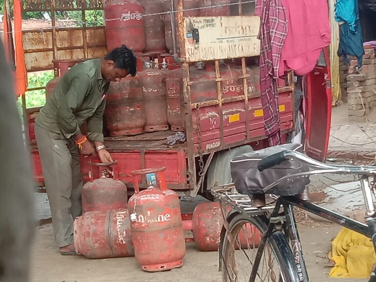 वाराणसी के कोरौता गाँव की हरिजन बस्ती में गैस चोरी का वीडियो