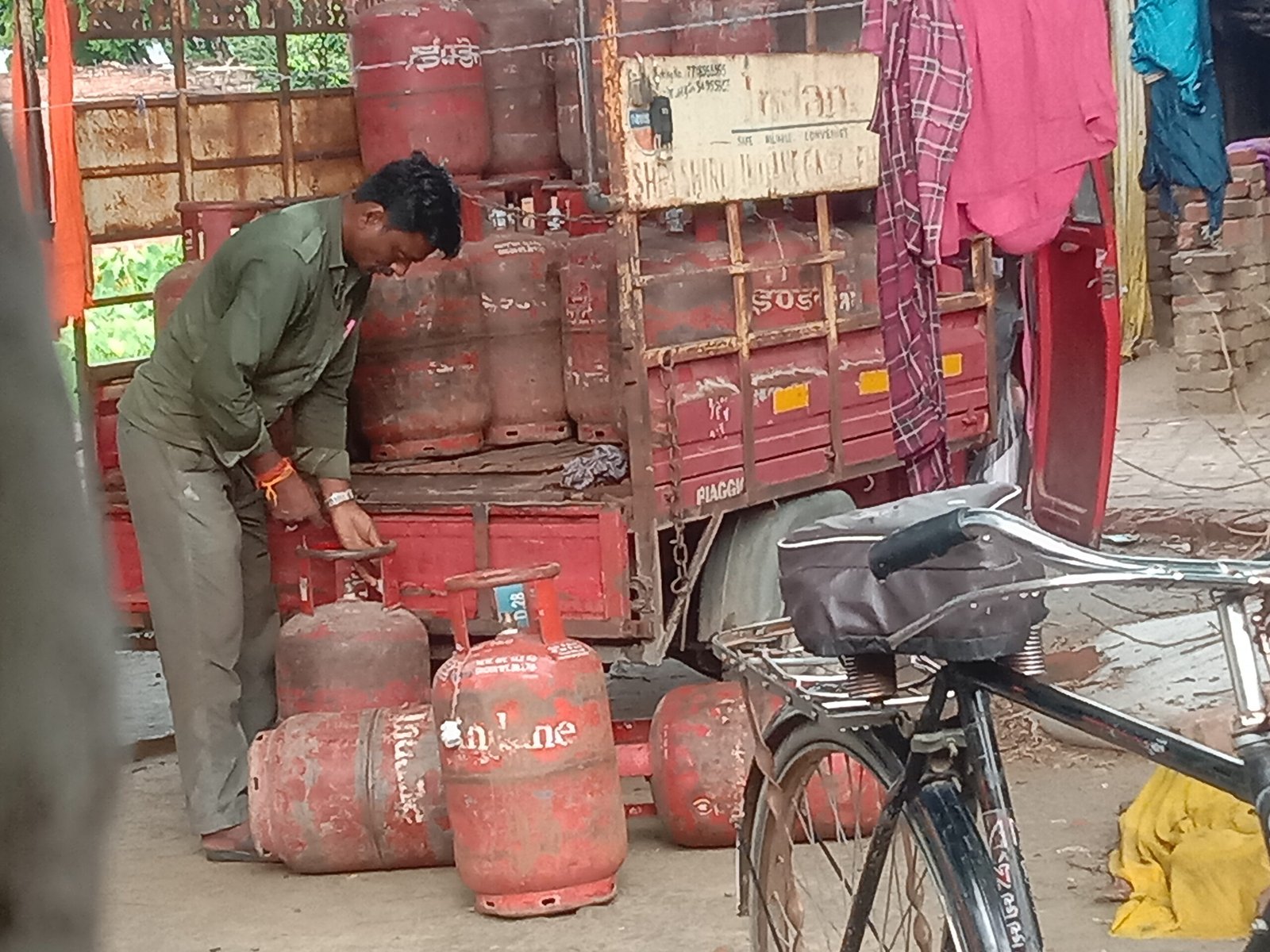 वाराणसी के कोरौता गाँव की हरिजन बस्ती में गैस चोरी का वीडियो 1 IMG 20260803 075115 scaled