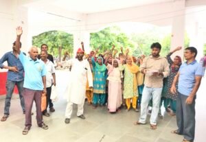 कांठ: धार्मिक आश्रम और मंदिर के पास से शराब की दुकानें हटाने की मांग, ग्रामीणों ने तहसील में किया प्रदर्शन 3 IMG 20260804 1231462742