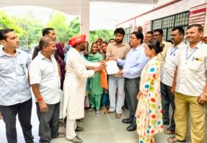 कांठ: धार्मिक आश्रम और मंदिर के पास से शराब की दुकानें हटाने की मांग, ग्रामीणों ने तहसील में किया प्रदर्शन 2 IMG 20260804 1234084502