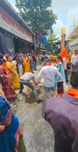 घोडबंदर हाइवे-84 बना मौत का खाई: गड्ढों का साम्राज्य और जनता बेहाल, सत्ता के गलियारों में बैठे हुक्मरान अपनी सियासत में मस्त! 4 IMG 20260806 174745