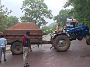 अजयगढ़–पन्ना घाटी में ट्रक खराब होने से लंबा जाम, राहगीर और बस यात्री परेशान 2 IMG 20260807 123839