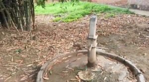महुली में खराब पड़े हैंडपंपों से पेयजल संकट, बरसात में बढ़ी ग्रामीणों की परेशानी 3 IMG 20260809 074920