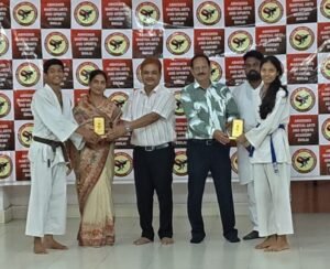 अंतरराष्ट्रीय कराटे प्रतियोगिता में अभिषेक एकेडमी भिलाई के खिलाड़ियों ने 9 स्वर्ण, 7 रजत एवं 4 कांस्य सहित 20 पदक जीतकर बढ़ाया छत्तीसगढ़ और भारत का गौरव 4 IMG 20260809 204604