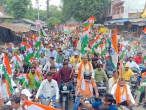 पालिका अध्यक्ष के नेतृत्व निकली भव्य तिरंगा बाइक रैली जगह - जगह पुष्प वर्षा कर स्वागत किया गया। 2 IMG 20260813 221239