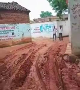 15 अगस्त से पहले ग्राम थर की सड़क बनी परेशानी का सबब 3 IMG 20260815 104721