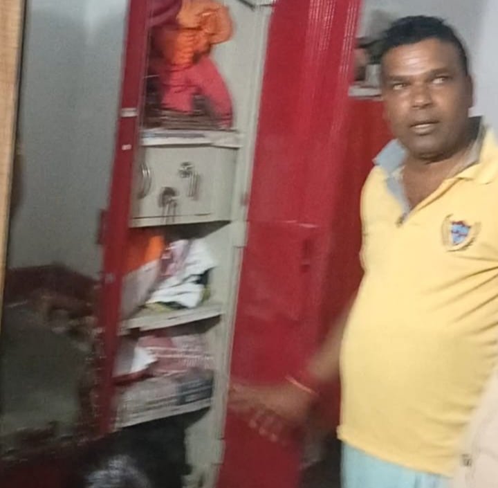 बाउंड्री फांदकर ग्राम प्रधान के घर चोरी, परिवार में दहशत 1 IMG 20260816 145533
