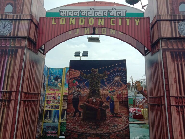 वाराणसी रामनगर में सजा सावन का मेला, अयोध्या मैदान में उमड़ी लोगों की भीड़