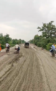 NH-45 पर कांग्रेस का अनोखा प्रदर्शन: सड़क पर धान लगाकर जताया विरोध, विधायक अटल श्रीवास्तव के नेतृत्व में गरजा लालपुर 5 IMG 20260821 100748