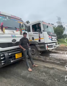बिलासपुर-पेंड्रा मार्ग बना मुसीबत का सफर, जायसवाल बस समेत चार वाहन फंसेबिलासपुर। बिलासपुर-पेंड्रा मार्ग की बदहाल स्थिति इन दिनों राहगीरों और वाहन चालकों के लिए बड़ी परेशानी का सबब बनी हुई है। सड़क की हालत ऐसी है कि यहां वाहनों के फंसने की खबर अब आम होती जा रही है। इसी कड़ी में एक बार फिर मार्ग पर वाहनों के फंसने का मामला सामने आया है, जिसने सड़क की दुर्दशा की पोल खोलकर रख दी है।जानकारी के अनुसार, बिलासपुर-पेंड्रा मार्ग पर जायसवाल बस के साथ तीन ट्रक फंस गए। वाहनों के फंसने से सड़क पर यातायात प्रभावित हुआ और आवाजाही करने वाले लोगों को काफी दिक्कतों का सामना करना पड़ा। बड़े वाहनों के फंसने के कारण मार्ग पर जाम जैसी स्थिति बनने से यात्रियों और वाहन चालकों की परेशानी और बढ़ गई।स्थानीय लोगों का कहना है कि बिलासपुर-पेंड्रा मार्ग की खराब स्थिति किसी से छिपी नहीं है। बारिश के दौरान सड़क की हालत और भी ज्यादा बिगड़ जाती है। जगह-जगह बने गड्ढे, कीचड़ और खराब सड़क के कारण छोटे-बड़े वाहन चालकों को जोखिम उठाकर सफर करना पड़ रहा है।सबसे बड़ी चिंता यह है कि एक के बाद एक वाहन फंसने के बावजूद सड़क की समस्या का स्थायी समाधान नजर नहीं आ रहा है। आए दिन वाहन फंसने से यातायात व्यवस्था प्रभावित हो रही है और यात्रियों को घंटों परेशानी झेलनी पड़ सकती है।अब सवाल यह उठ रहा है कि आखिर इस बदहाल सड़क से कब लोगों को राहत मिलेगी? लगातार सामने आ रही वाहन फंसने की घटनाओं के बाद भी जिम्मेदार विभाग कब गंभीरता दिखाएगा, यह देखने वाली बात होगी। स्थानीय लोगों ने सड़क की स्थिति जल्द सुधारने और यातायात को सुचारू बनाने की मांग की है।