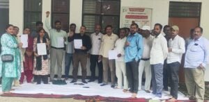 गोला तहसील में विजलेंस टीम द्वारा दुर्भावनापूर्ण फर्जी ट्रैप के विरोध लेखपाल कार्य बहिष्कार कर धरना पर बैठे 2 IMG 20260822 173217