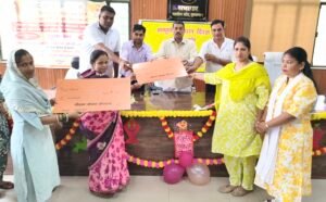 कांठ में पीएम पोषण योजना के तहत रसोइयों का हुआ सम्मान, कैशलेस चिकित्सा व चेक कार्ड किए वितरित 5 IMG 20260823 1149492532