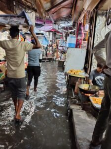 होडल के गांधी चौक में जलभराव से दुकानदार परेशान 2 IMG 20260825 183543195 HDR