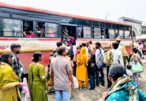 कांठ में रक्षाबंधन पर भाइयों की कलाई पर सजी राखियां, हाईवे पर दिनभर रहा जाम 4 IMG 20260828 1102120292