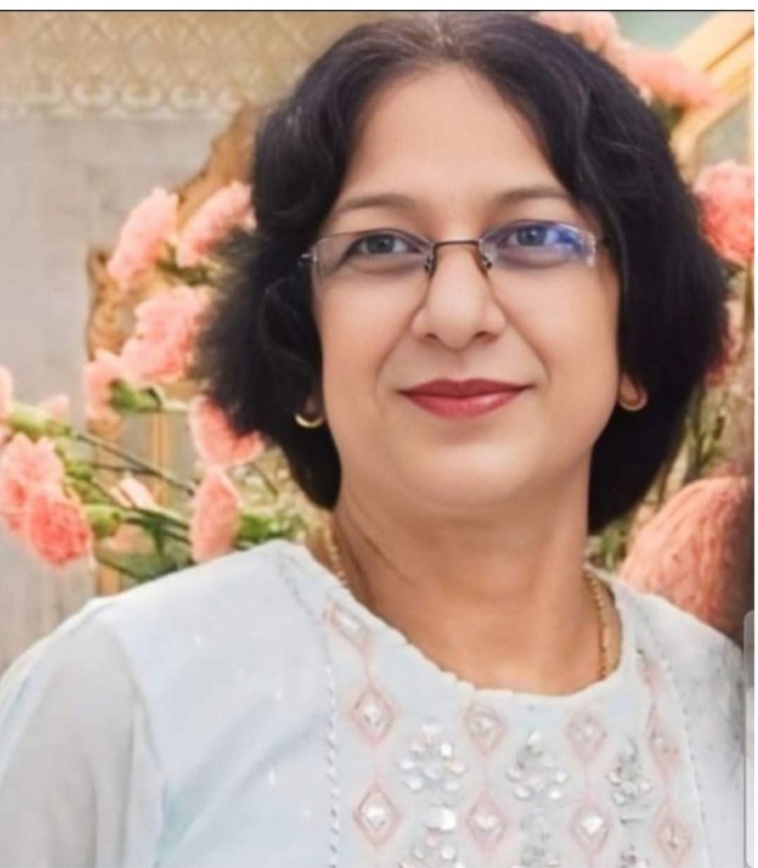 नाखून चबाना हमेशा केवल एक बुरी आदत नहीं होता। कई बार यह शरीर का संकेत होता है कि व्यक्ति मानसिक तनाव, चिंता या भावनात्मक दबाव से गुजर रहा है। यदि यह आदत लंबे समय तक बनी रहे, नुकसान पहुंचाने लगे या व्यक्ति के नियंत्रण से बाहर हो जाए, तो इसे नजरअंदाज करने के बजाय समय रहते विशेषज्ञ से सलाह लेना बेहतर होता है। 2 Screenshot 2026 08 03 19 42 11 144 com.miui .gallery edit